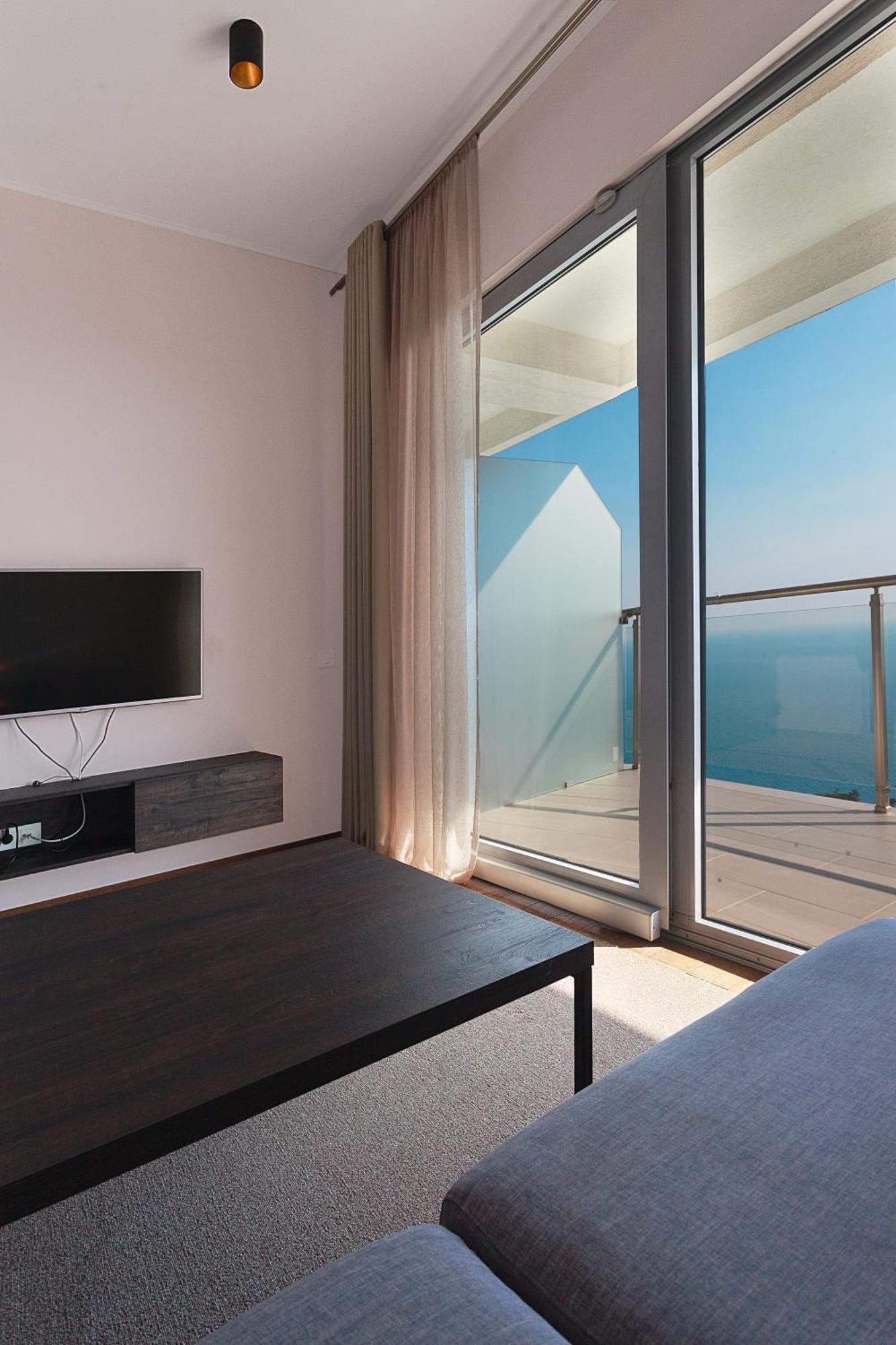 Tophill Altezza Premium - View And Pool Apartment